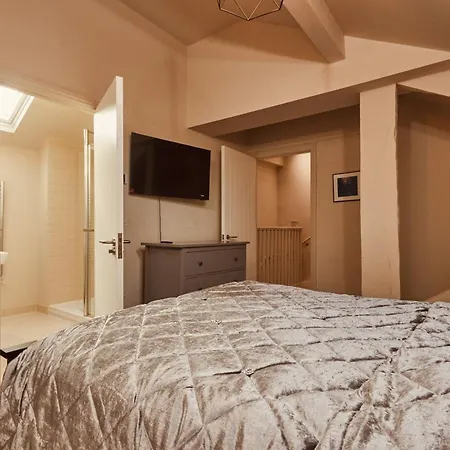 Luxury 2br Duplex Near Lgi, King Bed Apartment *