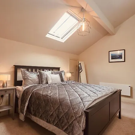 Apartment Luxury 2br Duplex Near Lgi, King Bed *