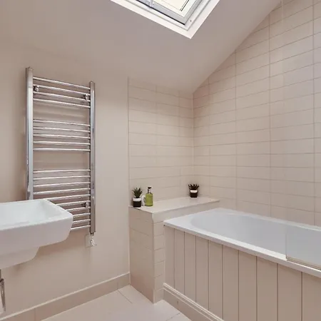 Luxury 2br Duplex Near Lgi, King Bed *