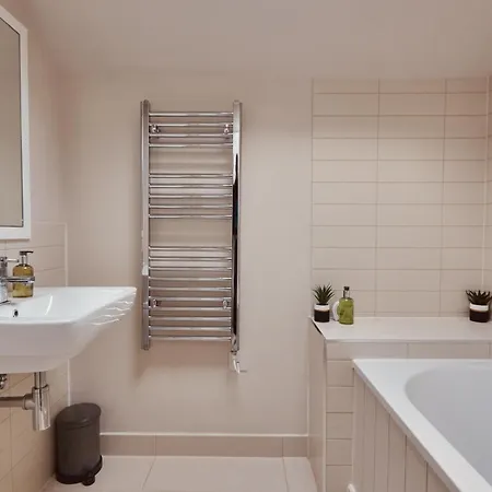 Luxury 2br Duplex Near Lgi, King Bed * Leeds (West Yorkshire)