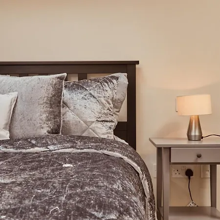 Apartment Luxury 2br Duplex Near Lgi, King Bed *