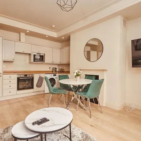 Luxury 2br Duplex Near Lgi, King Bed Leeds (West Yorkshire)