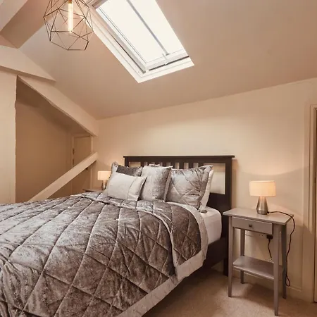 Apartment Luxury 2br Duplex Near Lgi, King Bed
