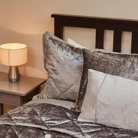 Luxury 2br Duplex Near Lgi, King Bed Apartment
