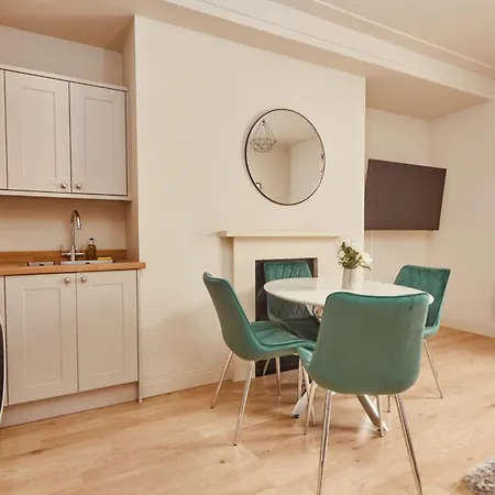 Apartment Luxury 2br Duplex Near Lgi, King Bed *